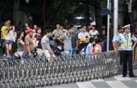 Trung Quốc chặn xe bằng hàng rào ở đèn đỏ