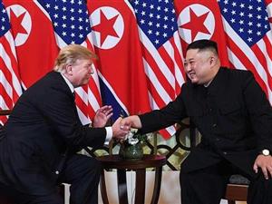 Tổng thống Donald Trump Hoa Kỳ và Chủ tịch CHDCND Triều Tiên Kim Jong-un bắt tay nhau giữa lòng Hà Nội.