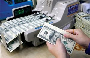 Gửi đôla vào ngân hàng không còn được hưởng lãi